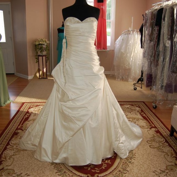 Dresses & Skirts - Kirstie Kelly Signature Wedding Dress